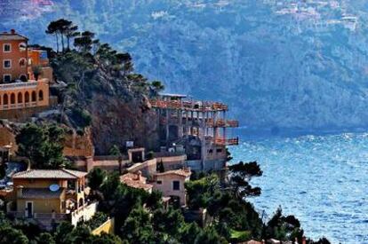 Construcciones en los acantilados de Andratx, Mallorca.