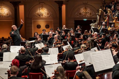 Jaap van Zweden dirige el pasado miércoles la Sexta Sinfonía de Mahler a la Orquesta Sinfónica de Chicago en el Real Concertgebouw de Ámsterdam.