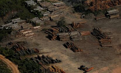 Pilhas de madeira durante a Operação Onda Verde, do Ibama, no sul do Amazonas, em julho 2017.