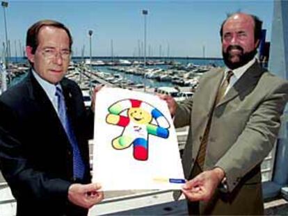 Martínez Cabrejas (izquierda) y Vicente Añó mostraron ayer la mascota de los Juegos del Mediterráneo.