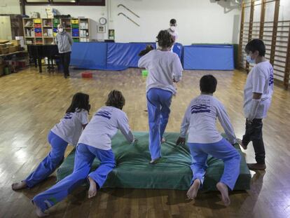 Activitats al gimnàs de l'Escola del Mar de Barcelona.