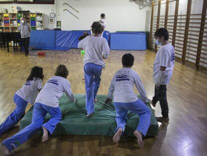 Activitats al gimnàs de l'Escola del Mar de Barcelona.