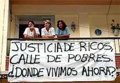 Los afectados por la orden de desahucio en su vivienda de Jete ayer.