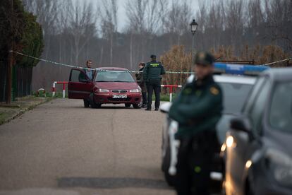 Miembros de la Guardia Civil en los alrededores de la vivienda donde una mujer ha sido asesinada en Escalona (Toledo), este jueves.