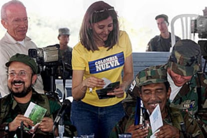 La candidata presidencial Ingrid Betancourt, durante una visita reciente a la zona que controlaba la guerrilla.