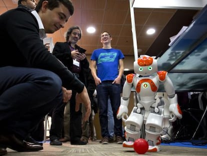 Uno de los robots humanoides, hoy en la feria de Madrid.