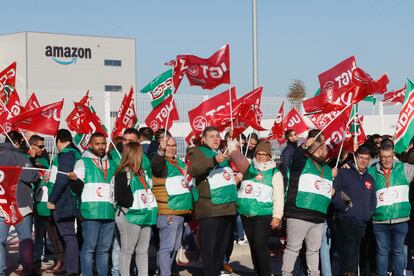 Trabajadores del centro logístico de Amazon en Dos Hermanas (Sevilla) durante la concentración en apoyo de la huelga indefinida para reclamar mejoras salariales.