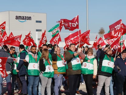 Trabajadores del centro logístico de Amazon en Dos Hermanas (Sevilla) durante la concentración en apoyo de la huelga indefinida para reclamar mejoras salariales.