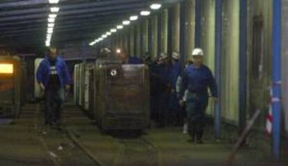 Cinco trabajadores saliendo de una mina. EFE/Archivo