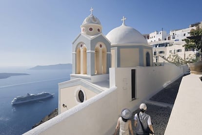 Buque a su paso por Santorini (Grecia).