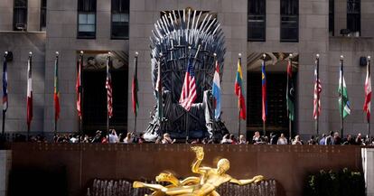 Un trono gigante instalado en el Rockefeller Center para promover el estreno de la octava temporada de 'Juego de tronos'.