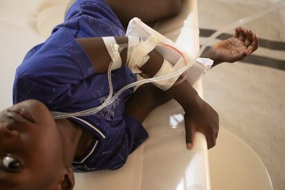 Un niño con síntomas de cólera recibe tratamiento en una clínica en Puerto Príncipe, el 7 de octubre de 2022.