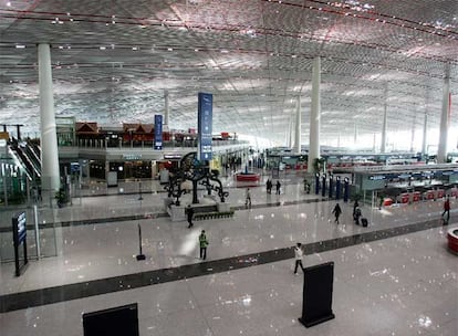 El hall de la Terminal 3 para los aviones de salida presenta este aspecto antes de su inauguracin. El suelo est tan brillante que se reflejan las luces del techo. El aeropuerto est preparado para la llegada de los primeros pasajeros.