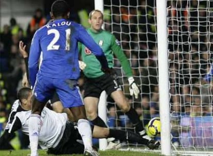Smalling intenta despejar el balón que se convertiría en el gol de la victoria del Chelsea.