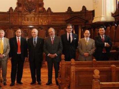 Carlos D&iacute;var, en el centro, con Nivaldo Segura, presidente en funciones de la Corte Suprema de Chile (a su izquierda), y otras autoridades, durante un viaje a ese pa&iacute;s, Uruguay y Argentina, en noviembre de 2010.