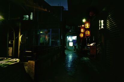 El pueblo de Jiufen sirvió como inspiración a Hayao Miyazaki para realizar una de sus películas más aclamadas, ‘El viaje de Chihiro’. Las empinadas calles de esta región montañosa son una de las atracciones más visitadas en la isla. Al caer la noche, el pueblo se convierte en un verdadero escenario de cine, iluminado por el rojo de sus farolillos.