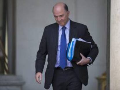 El ministro galo de Finanzas, Pierre Moscovici, abandona el Palacio del Elíseo tras la reunión del Consejo de Ministros. EFE/Archivo