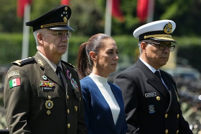 De izquierda a derecha: Ricardo Trevilla, Claudia Sheinbaum y Raymundo Pedro Morales en una ceremonia militar en Ciudad de México, el 3 de octubre de 2024.