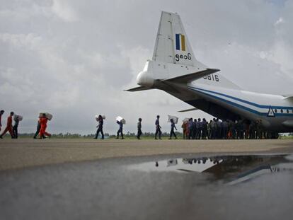 Un avión de la Fuerza Aérea de Myanmar similar al que ha desaparecido este miércoles.