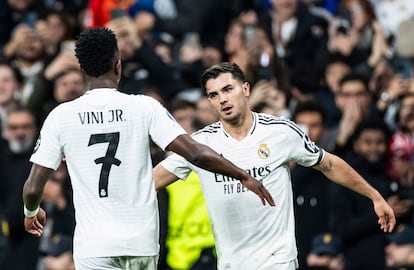 Los jugadores del Real Madrid, Brahim  y Vinicius celebran el gol del triunfo del Real Madrid.