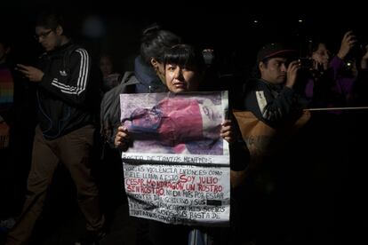 Guadalupe, 40 años, ama de casa. Esta madre de familia con dos hijos adolescentes y otra ya adulta porta un cartel con la fotografía de un cadáver. "Soy Julio César Mondragón, un rostro sin rostro", reza el texto que la acompaña. "La televisión miente, el Gobierno también". Asegura que sacó la imagen que muestra de internet. "No he perdido a ningún familiar pero es como si lo hubiera hecho", exclama cansada de tanto dolor.