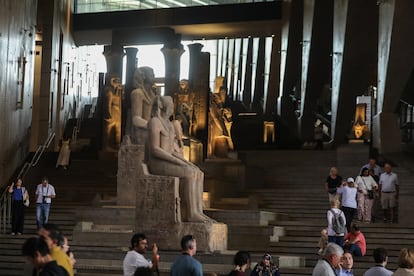 Vista de la gran escalinata en el Gran Museo Egipcio, el "museo más grande del mundo que exhibe artefactos de un solo país", que incluye 12 salas de exhibición que abarcan toda la historia antigua de Egipto, el 15 de octubre de 2024 en Giza, Egipto.