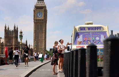 Don mujeres compran helados en el puente de  Westminster en Londres, este martes. 