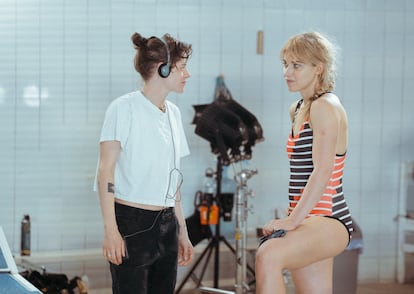 Kristen Stewart und Imogen Poots am Set von „The Water Timeline“.