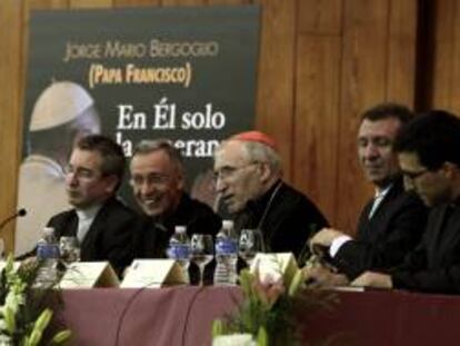 El cardenal arzobispo de Madrid, Antonio María Rouco Varela (c), acompañado por el director de publicaciones Claretianas, Fernando Prado, por el secretario para la Congregación para la Doctrina de la Fe, Luis Dalarias (2i), por el director de la línea editorial de la Cadena Cope, José Luis Restán (2d) y por el director de la Biblioteca Autores Cristianos, Carlos Granados, durante el acto de presentación de los libros del papa Francisco "Mente abierta, corazón creyente" y "En Él solo la esperanza", esta tarde en Madrid.