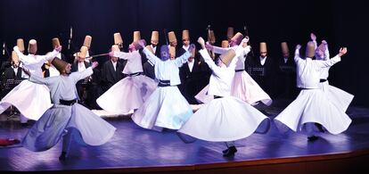 Músicos y derviches giróvagos (danzantes) acompañan al maestro artesano turco de ney (flauta sufí de caña) Rifat Varol en 'Sonidos del antiguo Oriente', en el Patio del Instituto Navarro de Administración Pública.