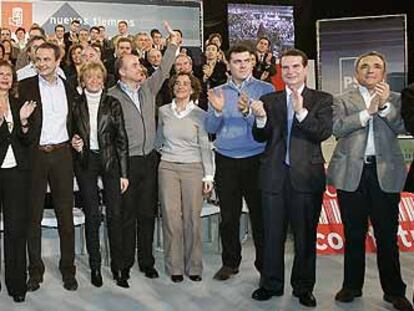 De izquierda a derecha: Patxi Lazcoz (candidato a la alcaldía de Vitoria), Manuela Parralo (Huelva), Soraya Rodríguez (Valladolid), Carmen Alborch (Valencia), Miguel Sebastián (Madrid), Aina Calvo (Palma), Rafael Gómez Montoya (Leganés), Abel Caballero (Vigo) y el aspirante a la presidencia de la Comunidad de Madrid, Rafael Simancas, junto a Zapatero y De la Vega (en el centro).