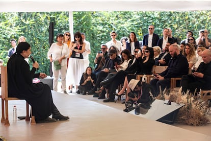 Marina Abramović habla a asistentes del evento.