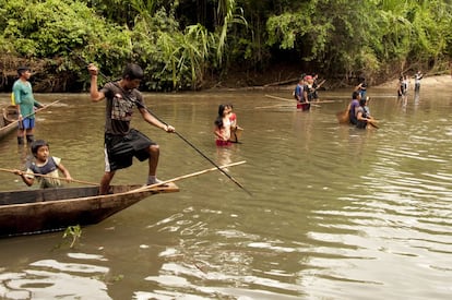 La pesca artesanal permite el traspaso de saberes, conocimientos y prácticas ancestrales de generación en generación. La transmisión de saberes es la base de la lucha por la protección de la selva viva que sostiene el Pueblo originario de Sarayaku.
