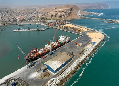 Un buque carguero en el puerto de Arica, al norte de Chile, en agosto de 2021.