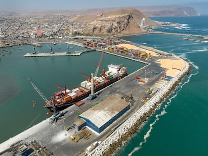Un buque carguero en el puerto de Arica, al norte de Chile, en agosto de 2021.