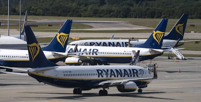 Aviones de Ryanair estacionados en el aeropuerto londinense de Stansted.