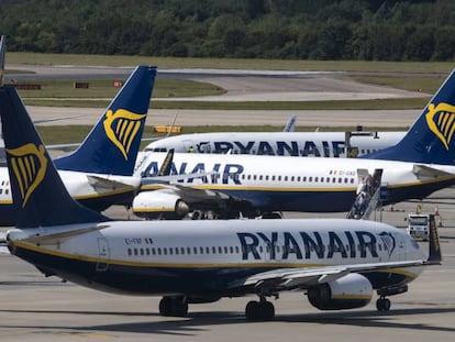 Aviones de Ryanair estacionados en el aeropuerto londinense de Stansted.