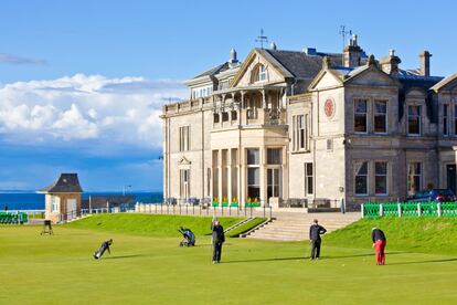 Podría decirse que St Andrews es la madre de todos los campos de golf: mencionado por primera vez en un texto de 1552, se trata sin duda del más antiguo de Escocia. De hecho, las reglas que aquí se establecieron en el pasado son el estándar actual de este deporte en todo el mundo. <a href="https://www.standrews.com/Play/Courses/" rel="nofollow" target="_blank">standrews.com</a>