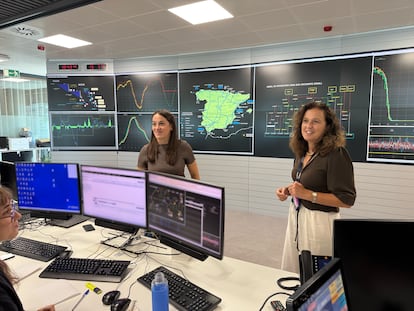 Marta Sánchez, a la izquierda, es responsable del centro de control de energía de Endesa. 