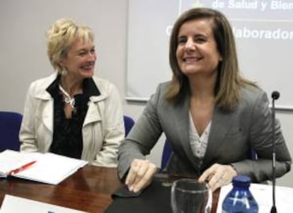 La ministra de Empleo y Seguridad Social, Fátima Báñez (d), junto a Evelyn Kortum, directora de Proyectos Globales de la OMS, durante la inauguración hoy del Foro Iberoamericano sobre "Empresas saludables", en el Instituto Europeo de Salud y Bienestar Social.