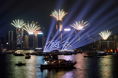 Fuegos artificiales para celebrar el Año Nuevo sobre el Victoria Harbour en Hong Kong (China). 