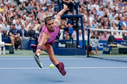 Alcaraz intenta cazar la pelota durante la semifinal contra Djokovic.