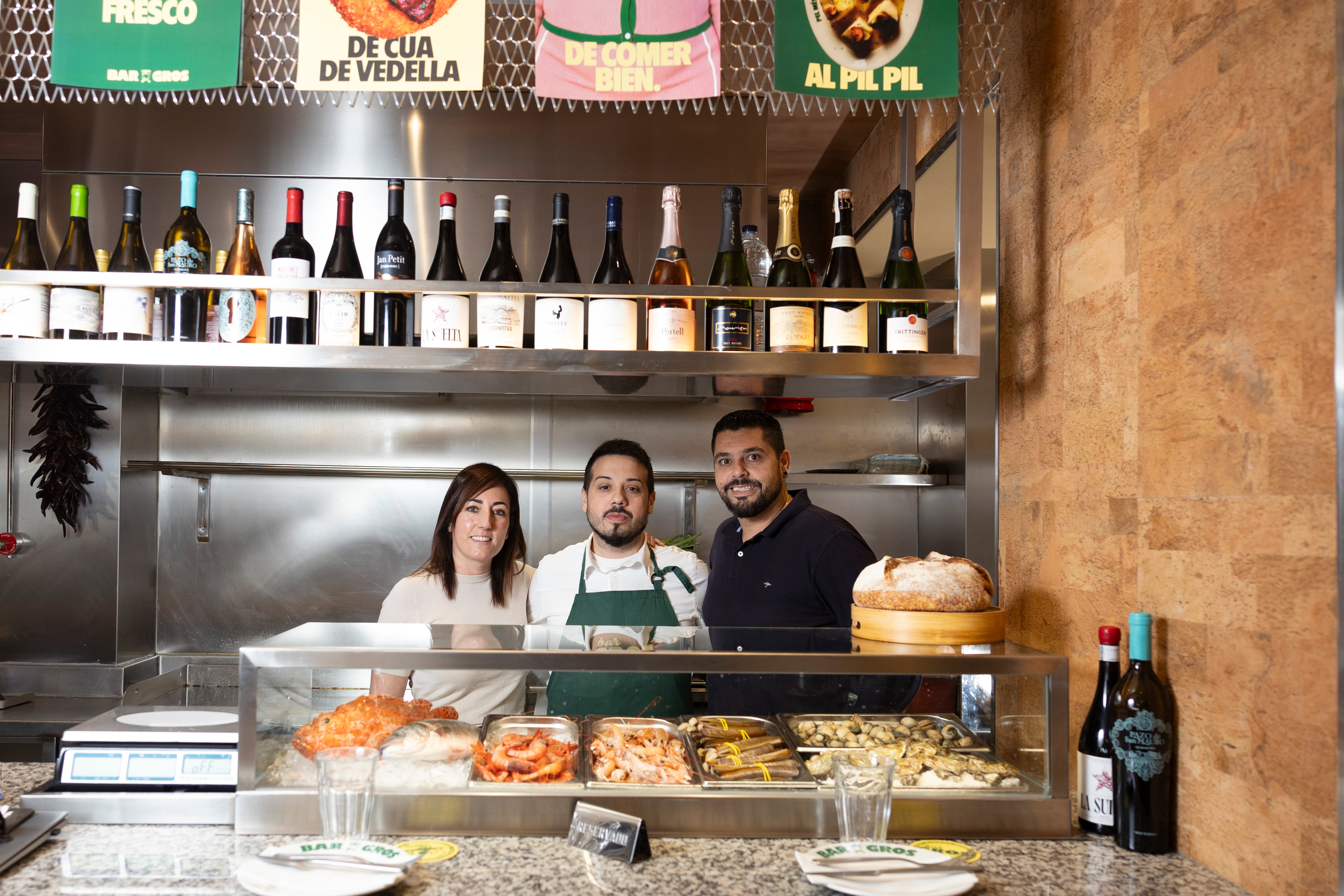 Los propietarios Sara Martín y
Jordi Millán, y el chef  Matías Paiva.