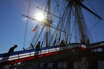 El Secretario de Estado de EE UU John Kerry y el secretario de Relaciones Exteriores británico Philip Hammond visitan el 'USS Constitution', una de las primeras fragatas de la Armada de los Estados Unidos, en Boston, Massachusetts.