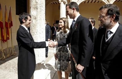 The princes of Asturias and Prime Minister Mariano Rajoy greet Nicanor Parra&#039;s grandson, Crist&oacute;bal Ugarte.