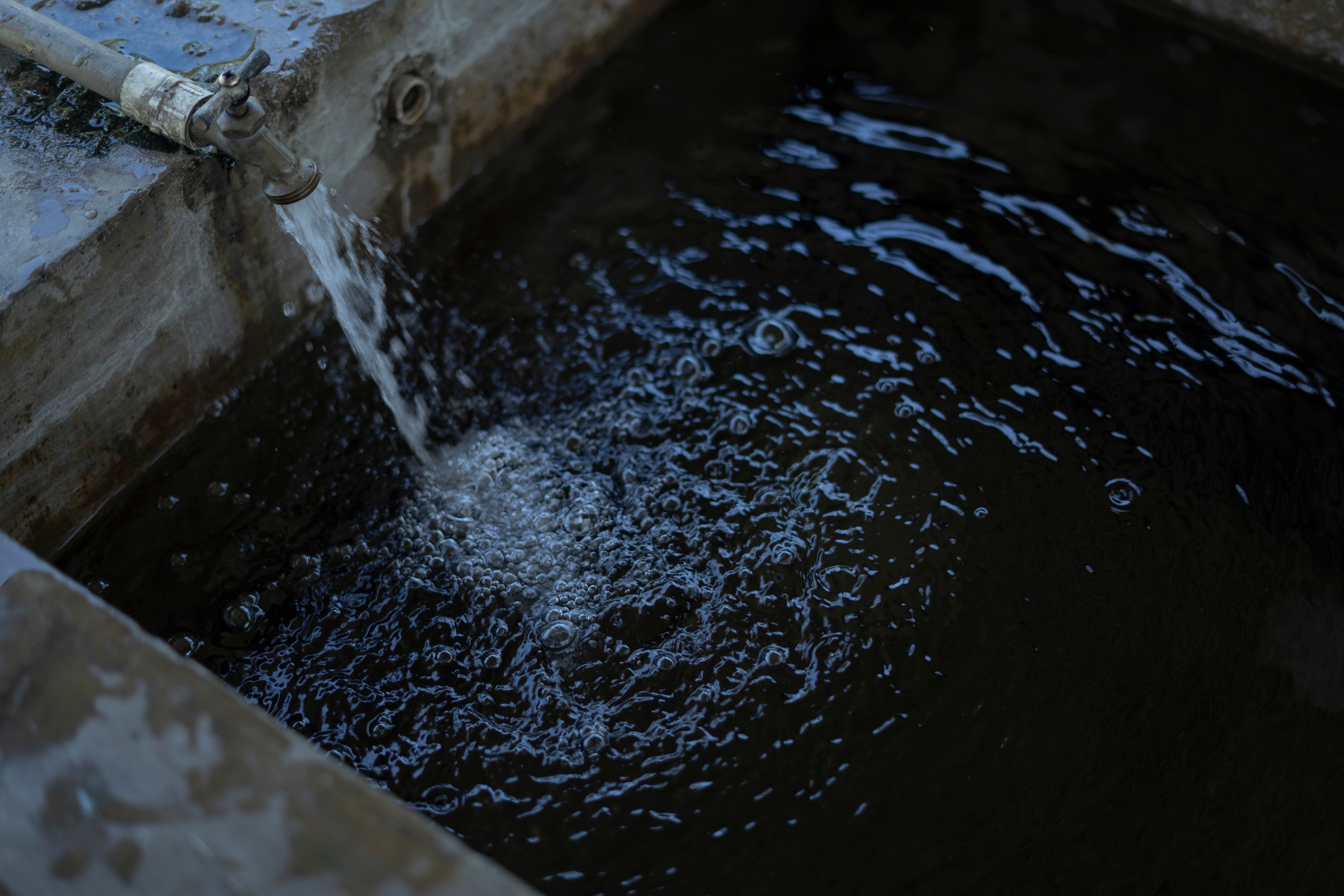 Las comunidades cercanas al Cecot utilizan el agua de sus pozos para todas las actividades domésticas, sin ningún método de purificación. 