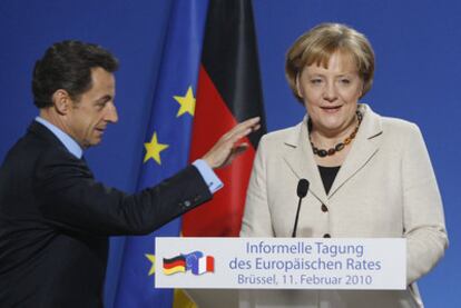 Angela Merkel y Nicolas Sarkozy, en la rueda de prensa conjunta que ofrecieron al final del consejo informal de febrero en Bruselas.