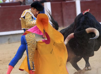 El diestro, durante la faena con capote a su primer toro