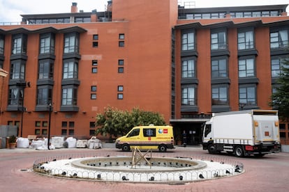 Una ambulancia en la puerta de la residencia Monte Hermoso, en Madrid, el 17 de marzo de 2020, cuando saltó la noticia de que un brote de covid había matado al menos a 19 personas mayores.