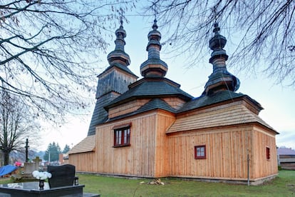 En Ladomirová, de menos de 900 habitantes, en los Cárpatos eslovacos, se alza una iglesia griega ortodoxa de madera (en la foto), de 1742. Es una de las nueve construidas en la parte eslovaca de los Cárpatos, entre los siglos XVI y XVIII, repartidas en ocho localidades: dos católicas, tres protestantes, dos griegas ortodoxas, más un campanario en Hronsek. Quizás sea la más importante de la región junto con la de Bodružal.